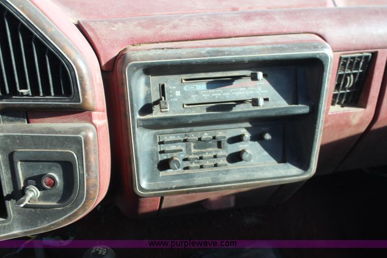 image for item G4326 1989 Ford F250 HD XLT Lariat pickup truck