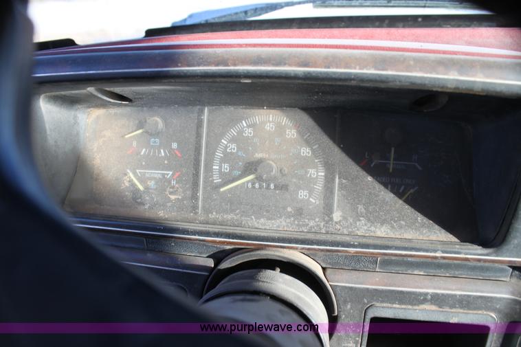 image for item G4326 1989 Ford F250 HD XLT Lariat pickup truck