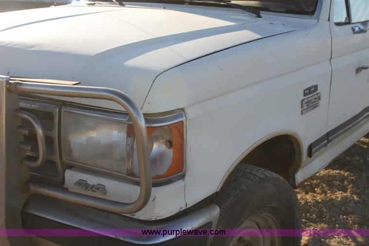 image for item G4326 1989 Ford F250 HD XLT Lariat pickup truck