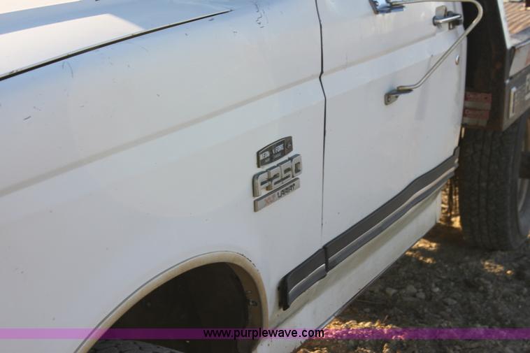 image for item G4326 1989 Ford F250 HD XLT Lariat pickup truck