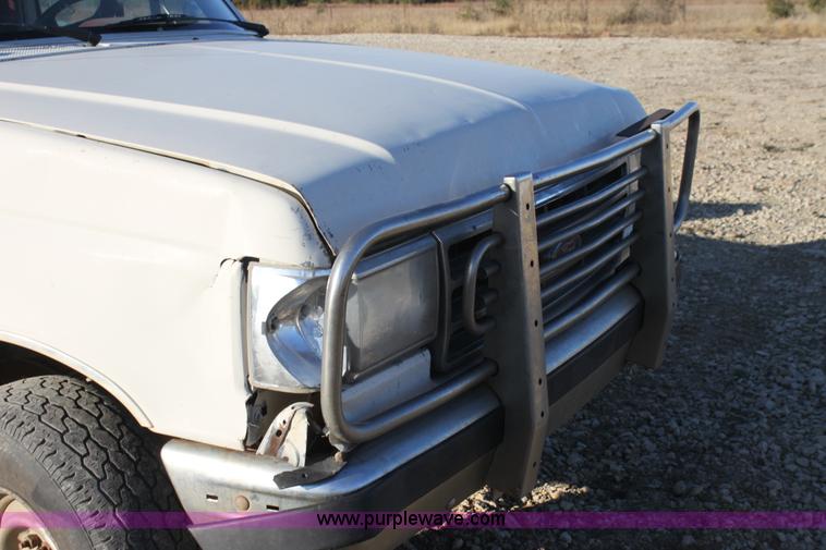 image for item G4326 1989 Ford F250 HD XLT Lariat pickup truck