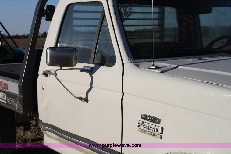 image for item G4326 1989 Ford F250 HD XLT Lariat pickup truck