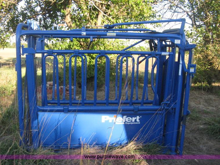 Priefert S04 cattle squeeze chute in Valley Center, KS | Item H4499
