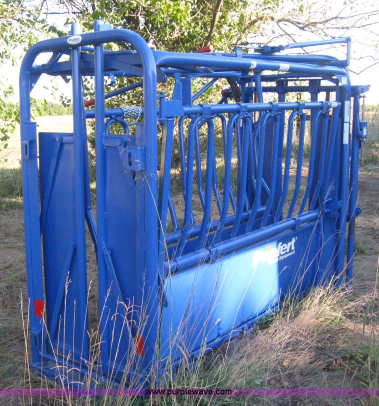 image for item H4499 Priefert S04 cattle squeeze chute