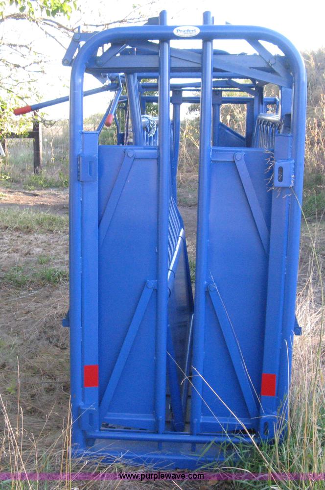 image for item H4499 Priefert S04 cattle squeeze chute