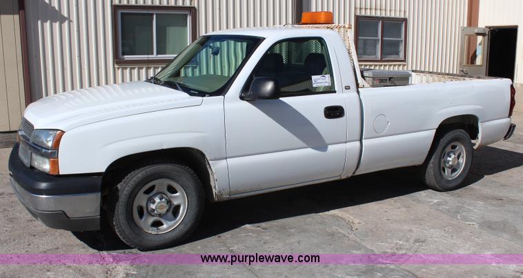 image for item H6805 2004 Chevrolet Silverado 1500 pickup truck