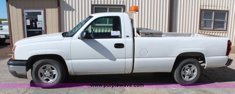image for item H6805 2004 Chevrolet Silverado 1500 pickup truck