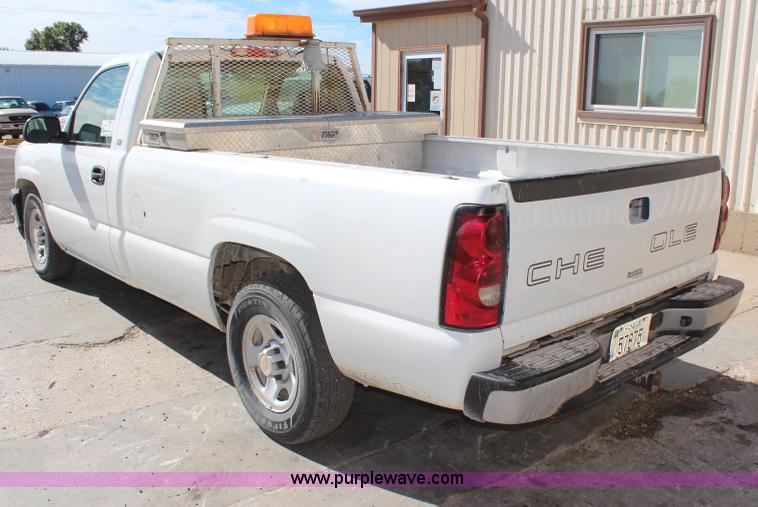 image for item H6805 2004 Chevrolet Silverado 1500 pickup truck