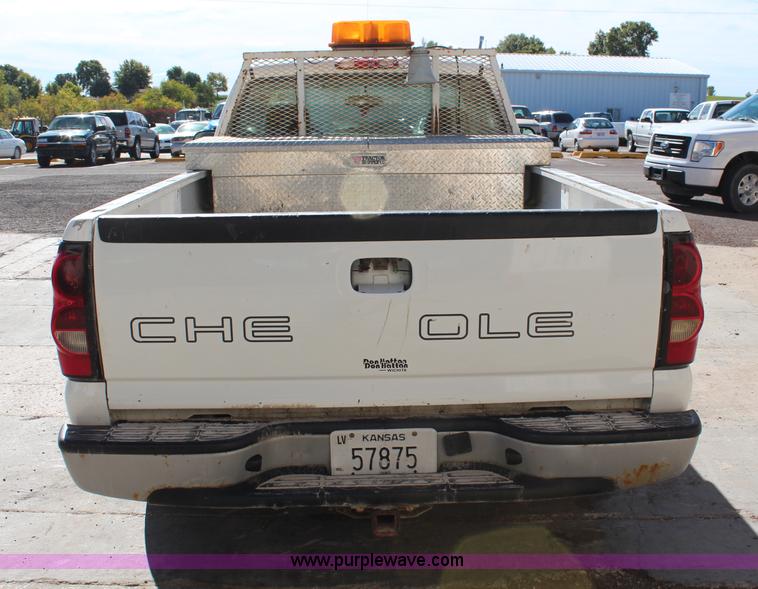 image for item H6805 2004 Chevrolet Silverado 1500 pickup truck