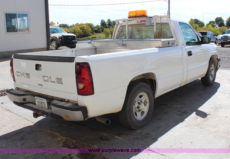 image for item H6805 2004 Chevrolet Silverado 1500 pickup truck