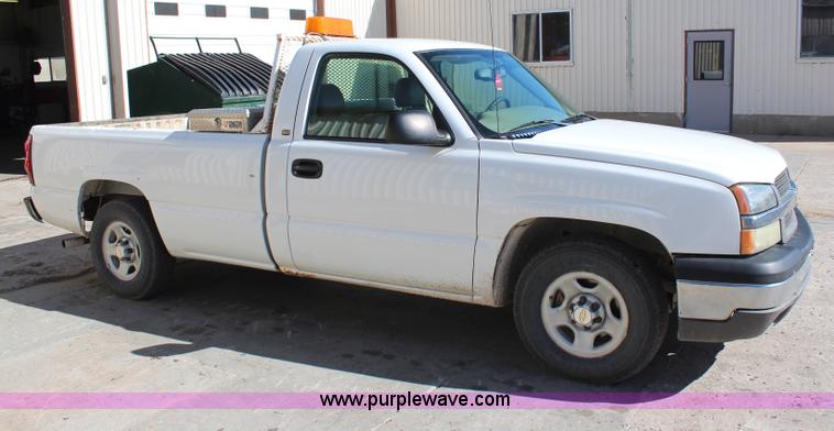 image for item H6805 2004 Chevrolet Silverado 1500 pickup truck
