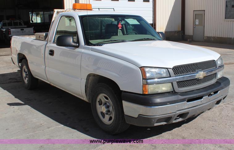 image for item H6805 2004 Chevrolet Silverado 1500 pickup truck