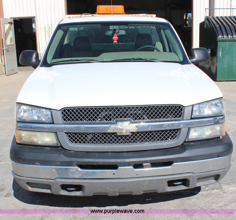 image for item H6805 2004 Chevrolet Silverado 1500 pickup truck