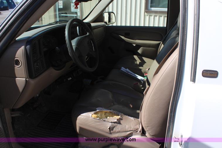 image for item H6805 2004 Chevrolet Silverado 1500 pickup truck