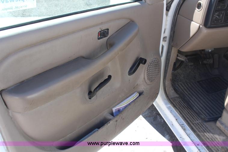 image for item H6805 2004 Chevrolet Silverado 1500 pickup truck