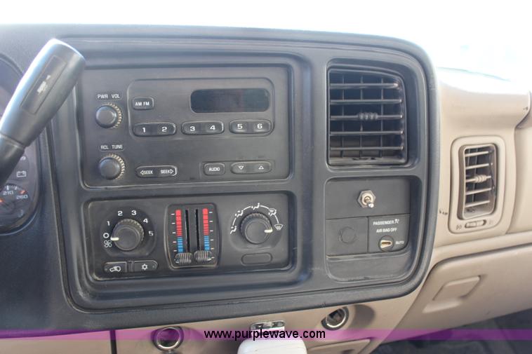 image for item H6805 2004 Chevrolet Silverado 1500 pickup truck