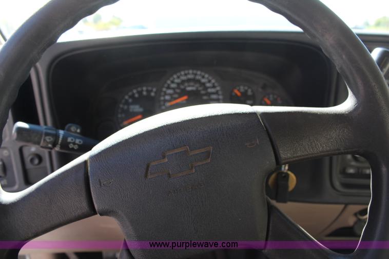 image for item H6805 2004 Chevrolet Silverado 1500 pickup truck