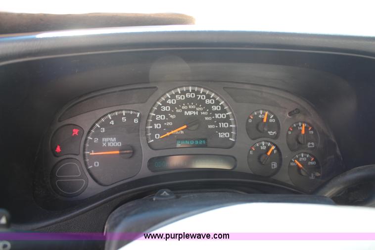 image for item H6805 2004 Chevrolet Silverado 1500 pickup truck