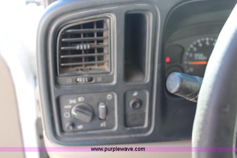 image for item H6805 2004 Chevrolet Silverado 1500 pickup truck