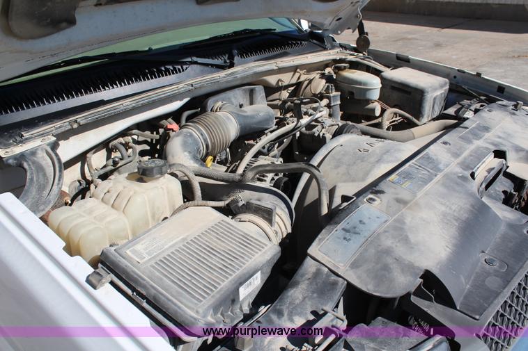 image for item H6805 2004 Chevrolet Silverado 1500 pickup truck