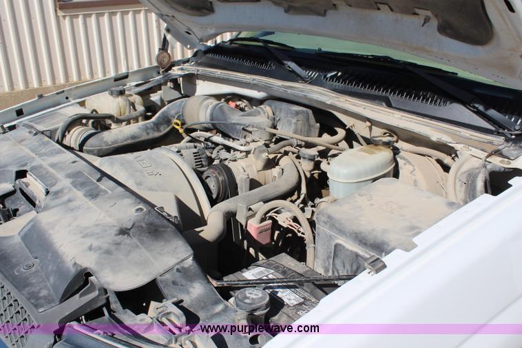 image for item H6805 2004 Chevrolet Silverado 1500 pickup truck