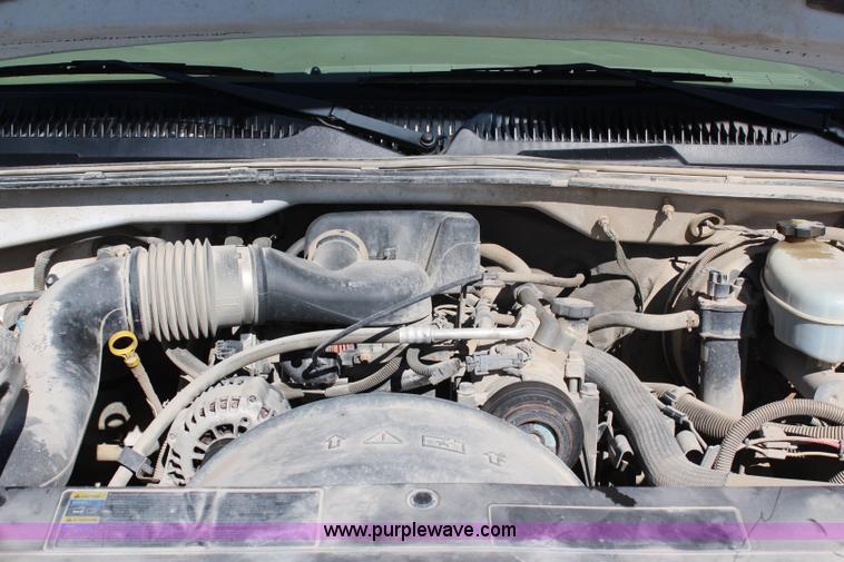 image for item H6805 2004 Chevrolet Silverado 1500 pickup truck