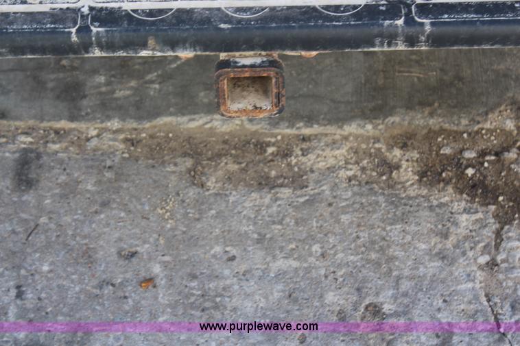 image for item H6805 2004 Chevrolet Silverado 1500 pickup truck