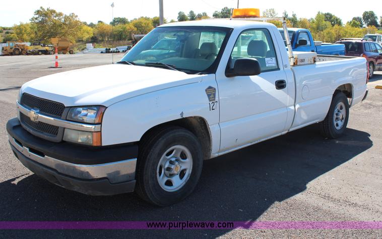 image for item H6880 2004 Chevrolet Silverado 1500 pickup truck
