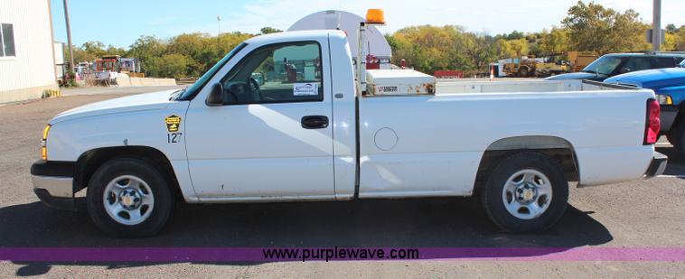 image for item H6880 2004 Chevrolet Silverado 1500 pickup truck