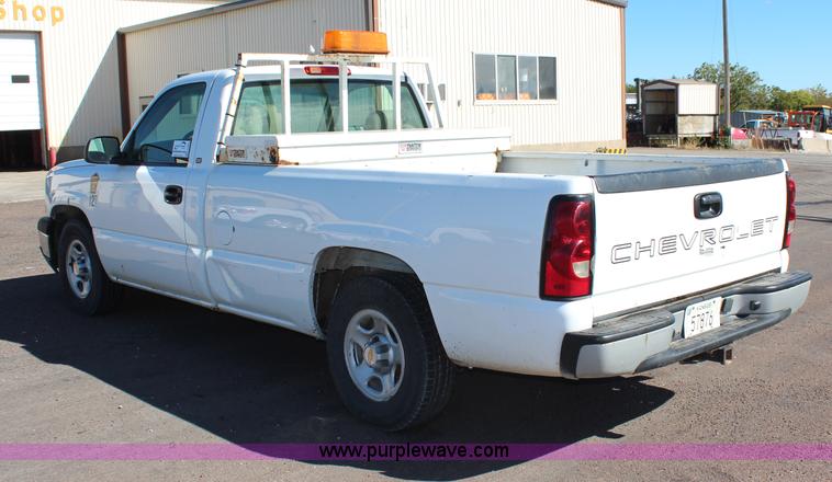 image for item H6880 2004 Chevrolet Silverado 1500 pickup truck