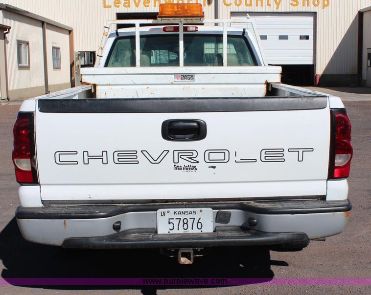 image for item H6880 2004 Chevrolet Silverado 1500 pickup truck