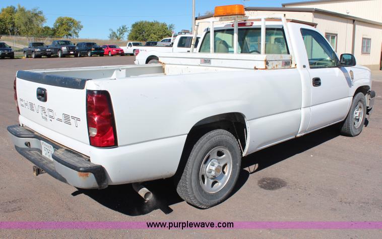 image for item H6880 2004 Chevrolet Silverado 1500 pickup truck