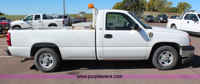 image for item H6880 2004 Chevrolet Silverado 1500 pickup truck