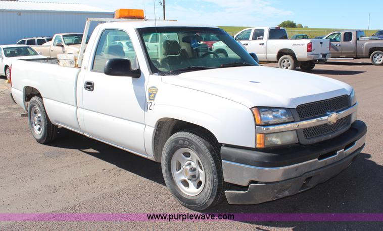 image for item H6880 2004 Chevrolet Silverado 1500 pickup truck