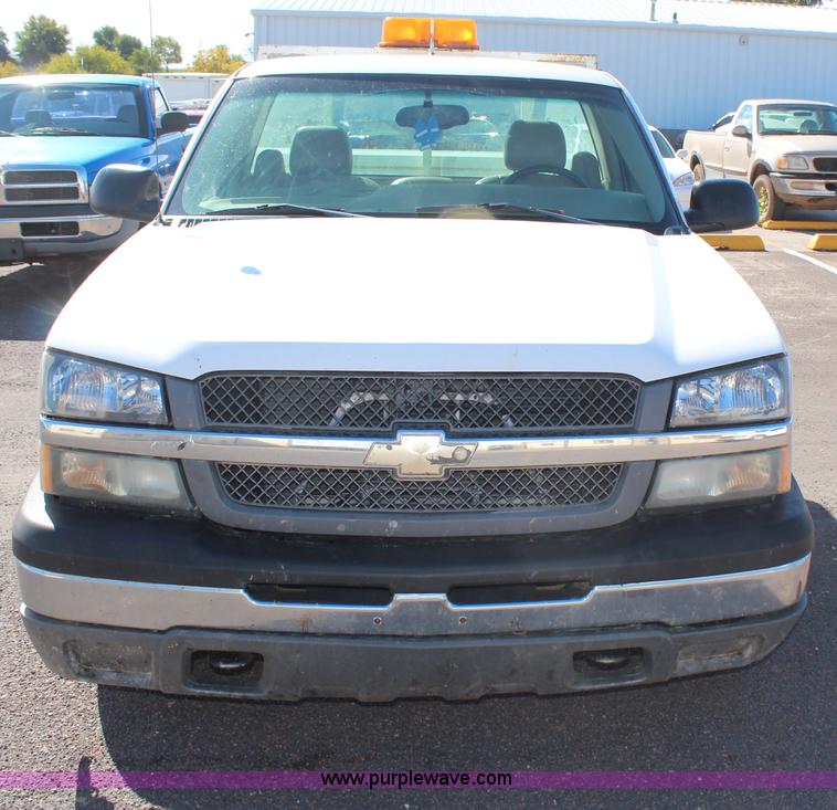 image for item H6880 2004 Chevrolet Silverado 1500 pickup truck