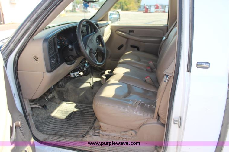 image for item H6880 2004 Chevrolet Silverado 1500 pickup truck