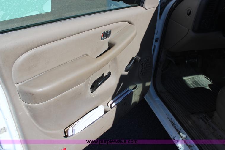 image for item H6880 2004 Chevrolet Silverado 1500 pickup truck