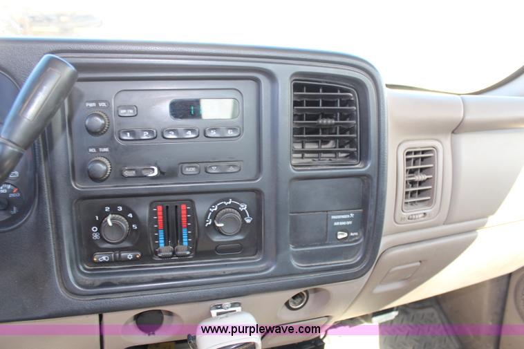 image for item H6880 2004 Chevrolet Silverado 1500 pickup truck