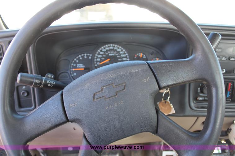 image for item H6880 2004 Chevrolet Silverado 1500 pickup truck