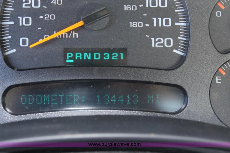 image for item H6880 2004 Chevrolet Silverado 1500 pickup truck