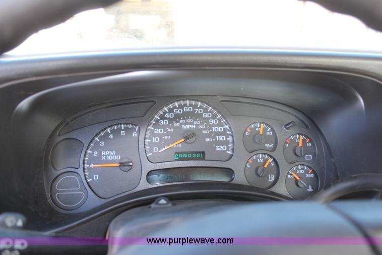 image for item H6880 2004 Chevrolet Silverado 1500 pickup truck