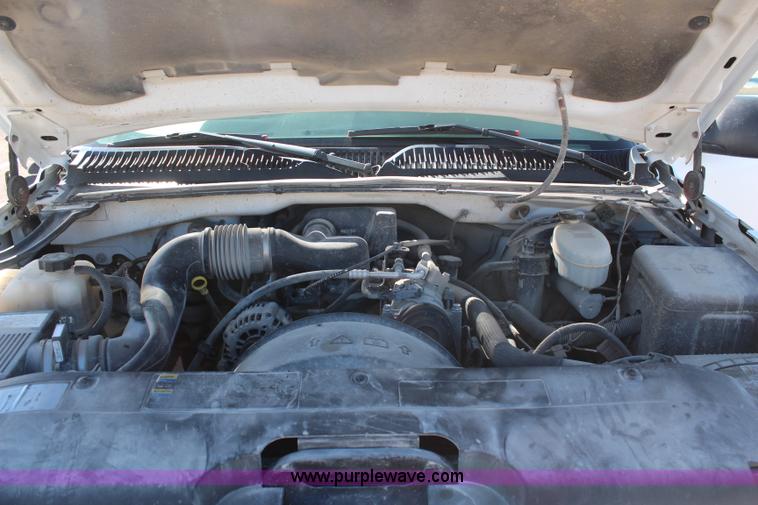 image for item H6880 2004 Chevrolet Silverado 1500 pickup truck