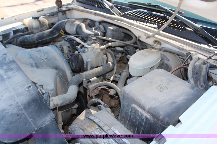 image for item H6880 2004 Chevrolet Silverado 1500 pickup truck