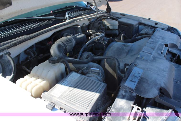 image for item H6880 2004 Chevrolet Silverado 1500 pickup truck