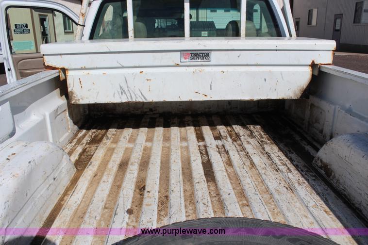 image for item H6880 2004 Chevrolet Silverado 1500 pickup truck