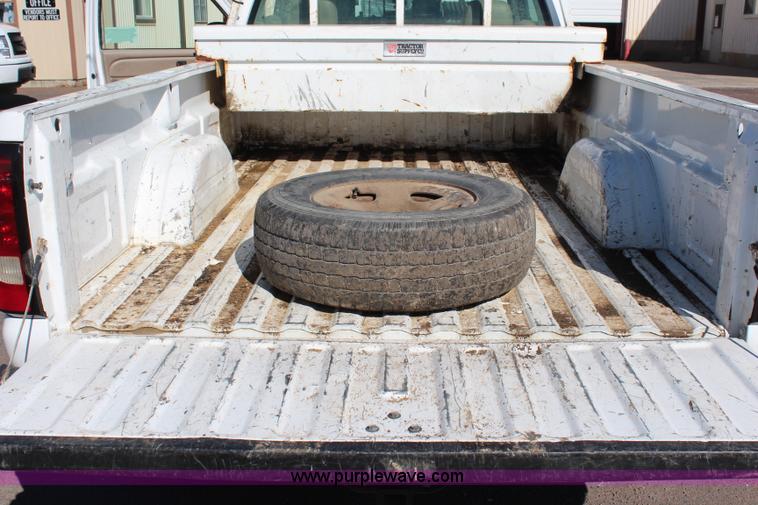 image for item H6880 2004 Chevrolet Silverado 1500 pickup truck