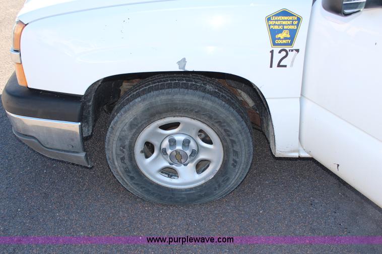 image for item H6880 2004 Chevrolet Silverado 1500 pickup truck
