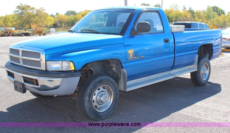 image for item H6881 2001 Dodge Ram 2500 pickup truck