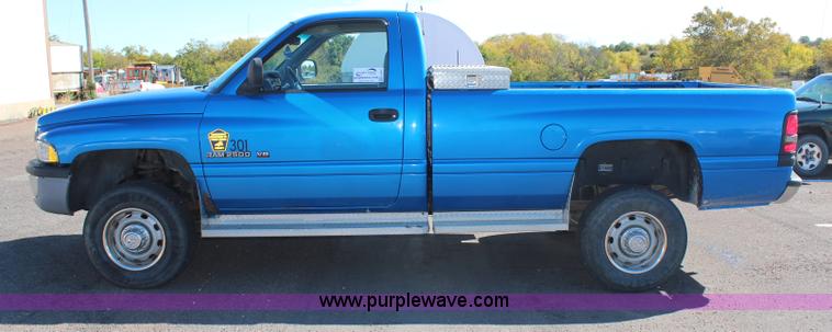 image for item H6881 2001 Dodge Ram 2500 pickup truck