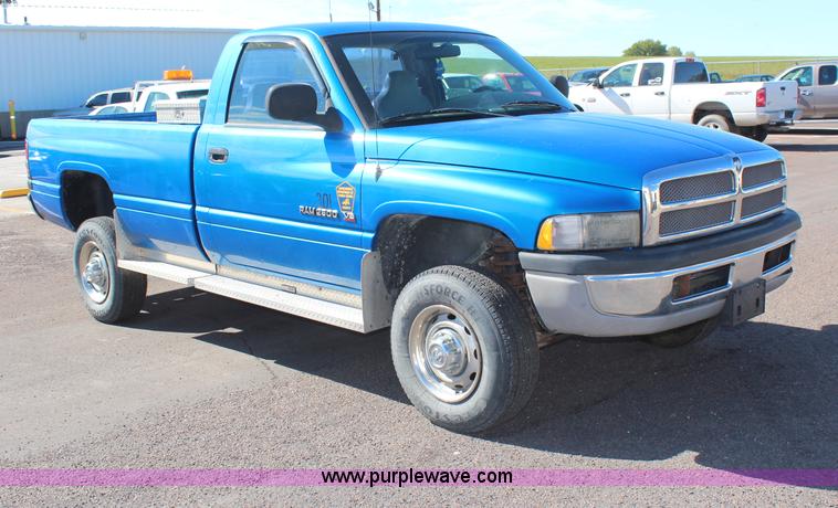 image for item H6881 2001 Dodge Ram 2500 pickup truck